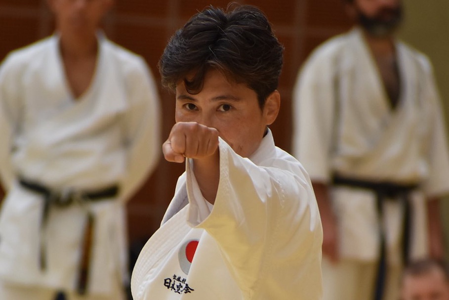 Hirayama Sensei holding a forward guard during training